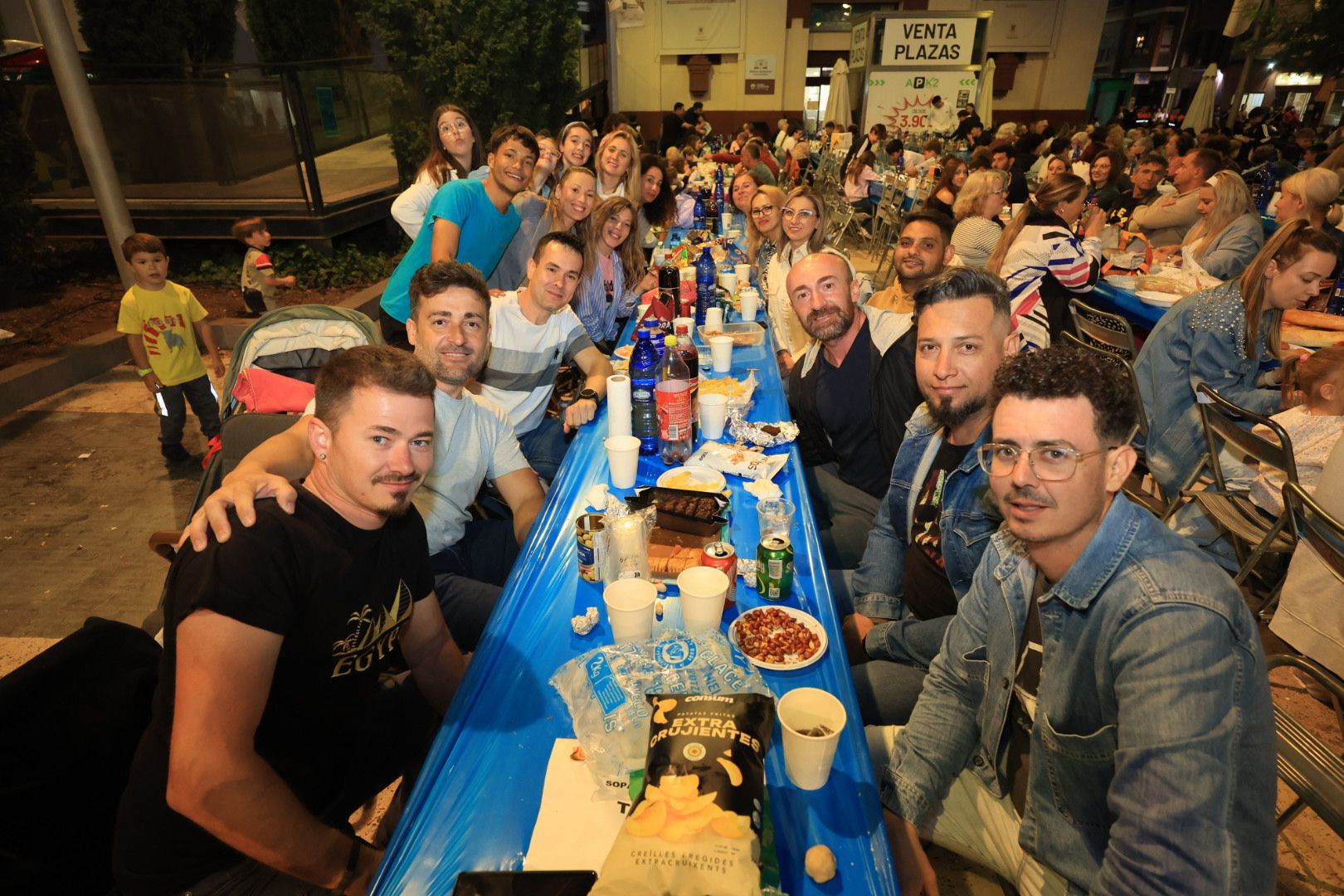 Búscate en la galería de fotos del 'sopar de pa i porta' en las fiestas de Almassora