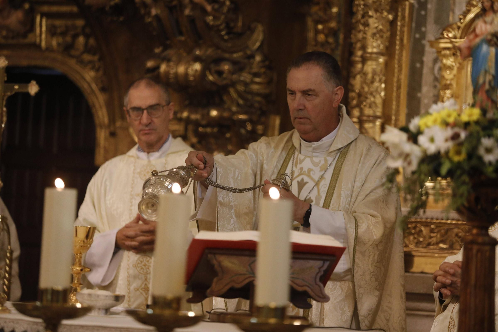 El cardenal Ángel Fernández Artime oficia la primera misa cardenalicia de Gozón en el día de Todos los Santos en la parroquia de Santa María de Luanco