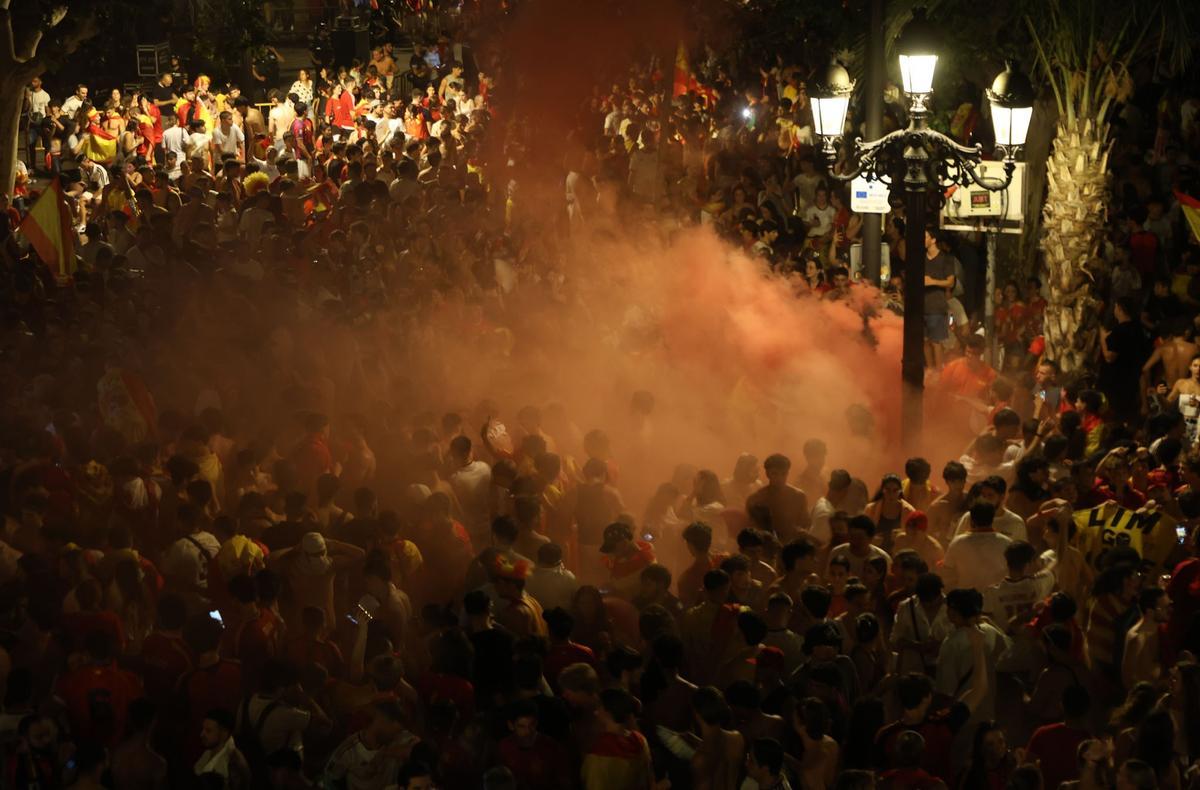 Así está viviendo la plaza del Ayuntamiento de València la final del Mundial de España