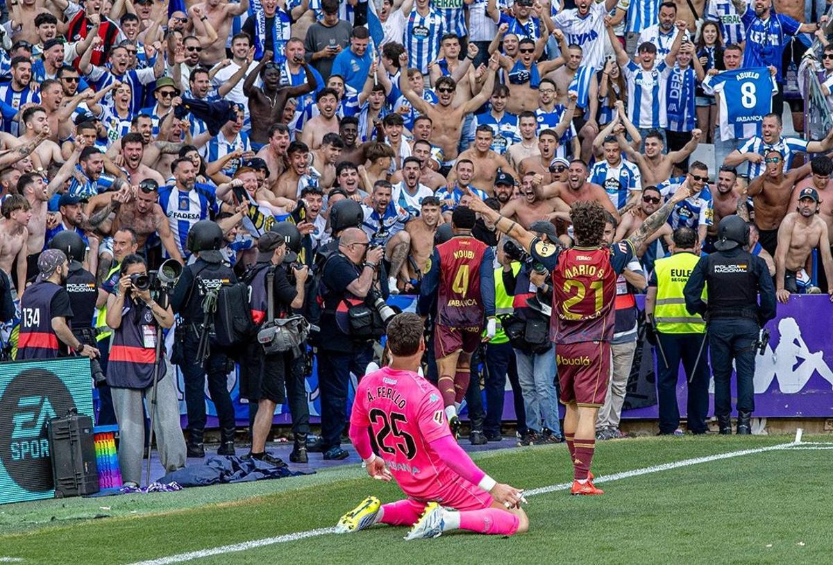 El Deportivo de La Coruña festeja el ascenso a Primera.