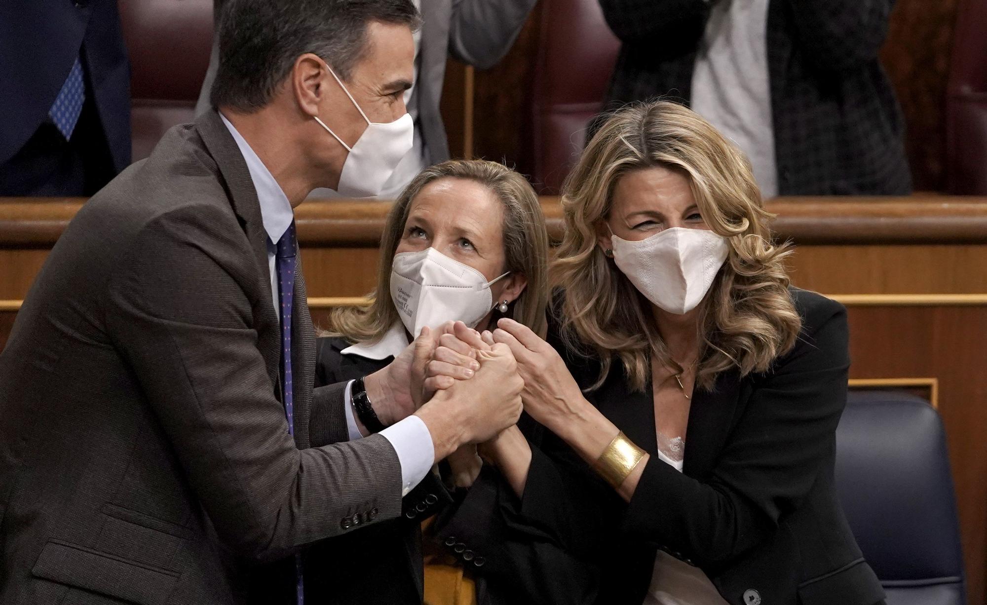 Pedro Sánchez, Nadia Calviño y Yolanda Díaz celebran la aprobación de la Reforma Laboral. FOTO JOSÉ LUIS ROCA