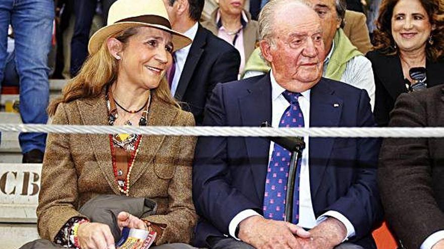 El rey Juan Carlos, con la infanta Elena, en la plaza de toros de Las Ventas (Madrid)