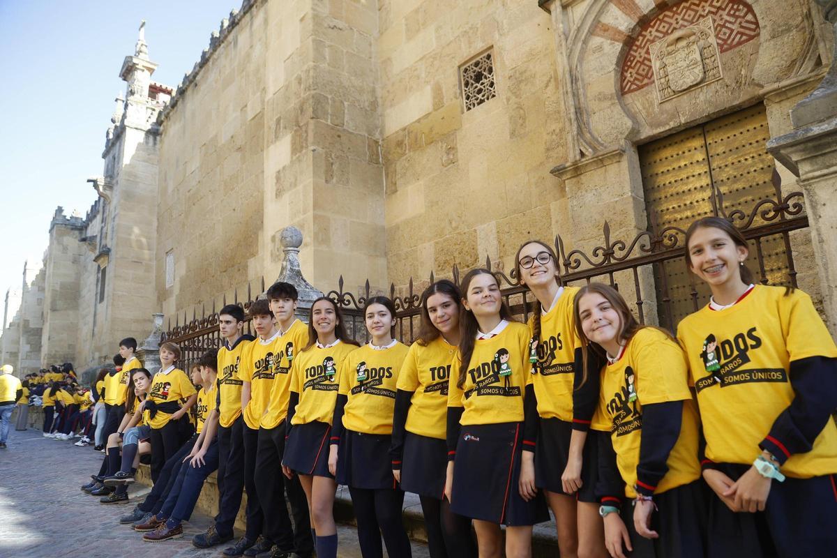 Celebración del 'Abrazo a la Mezquita' por el Día de las Enfermedades Raras.
