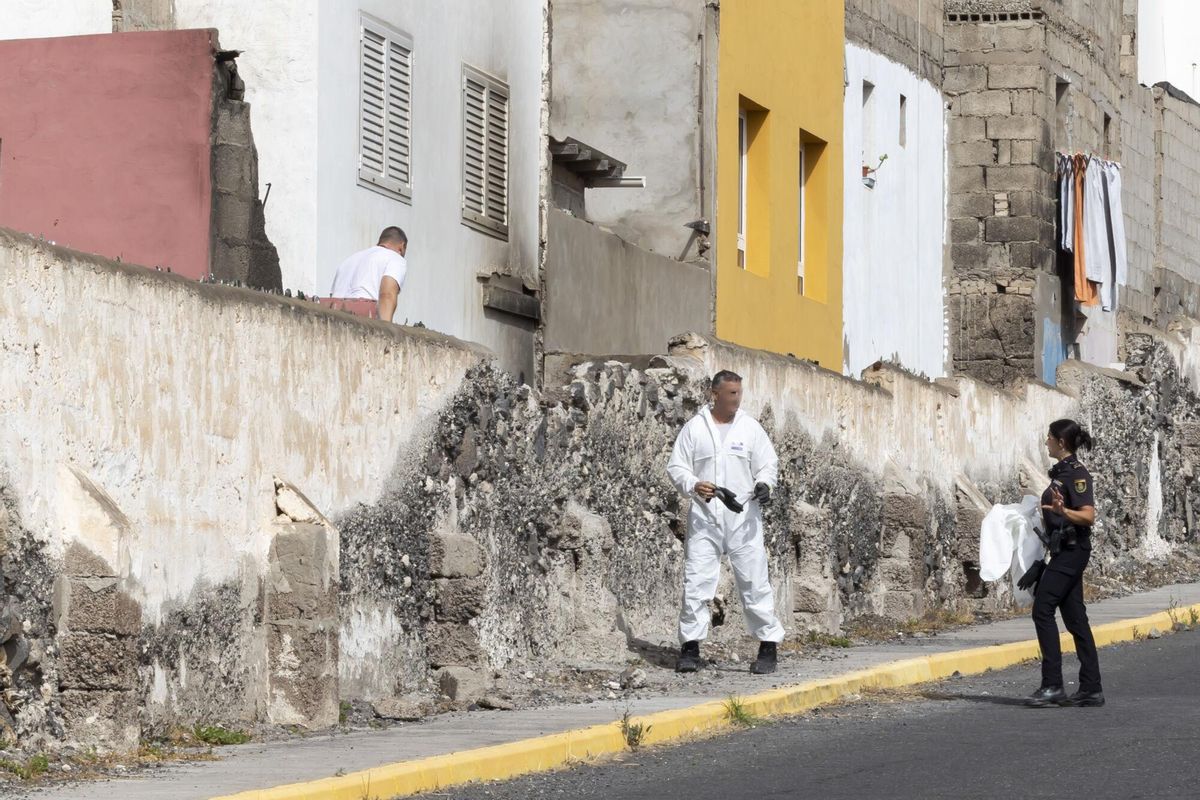 En la imagen, agentes policiales registran el inmueble donde sucedieron los hechos.