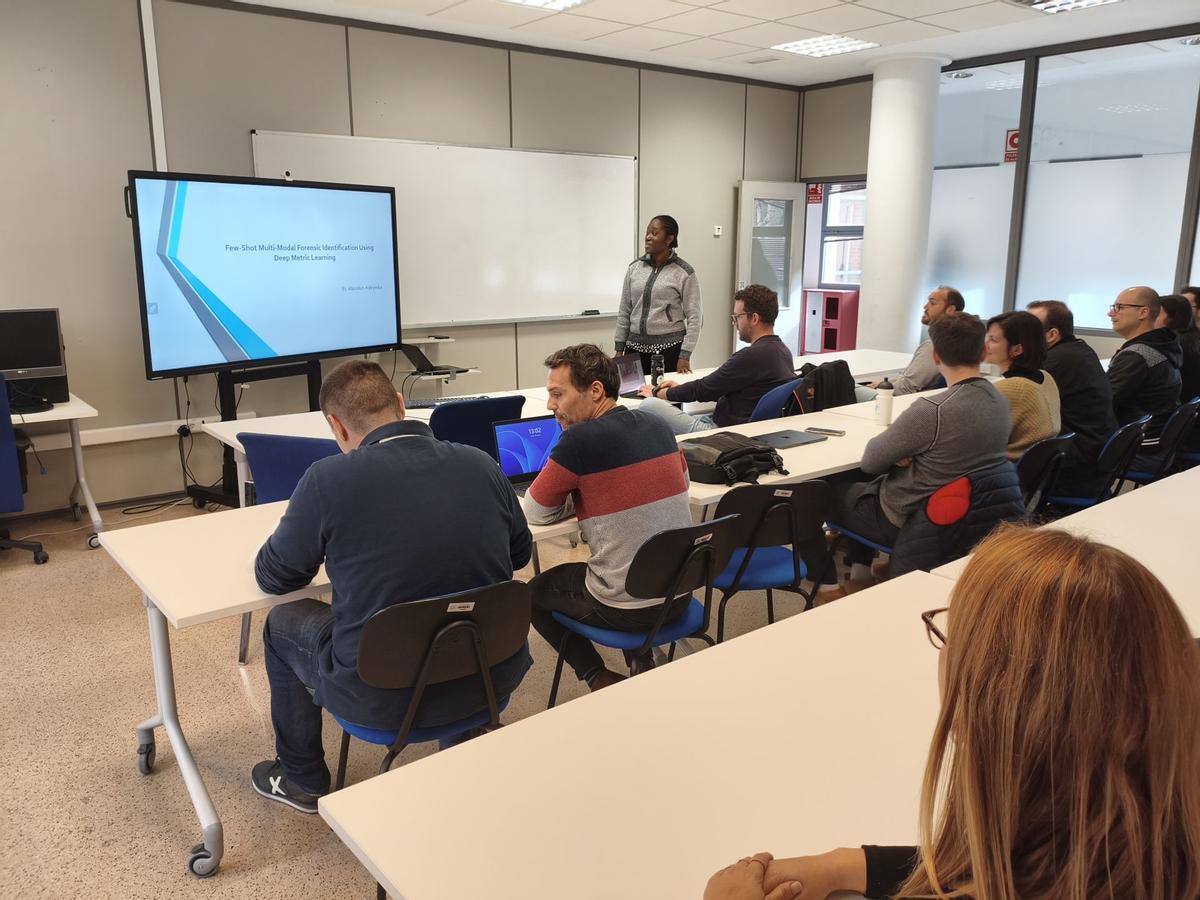 Una investigadora subsahariana en una clase de la UA