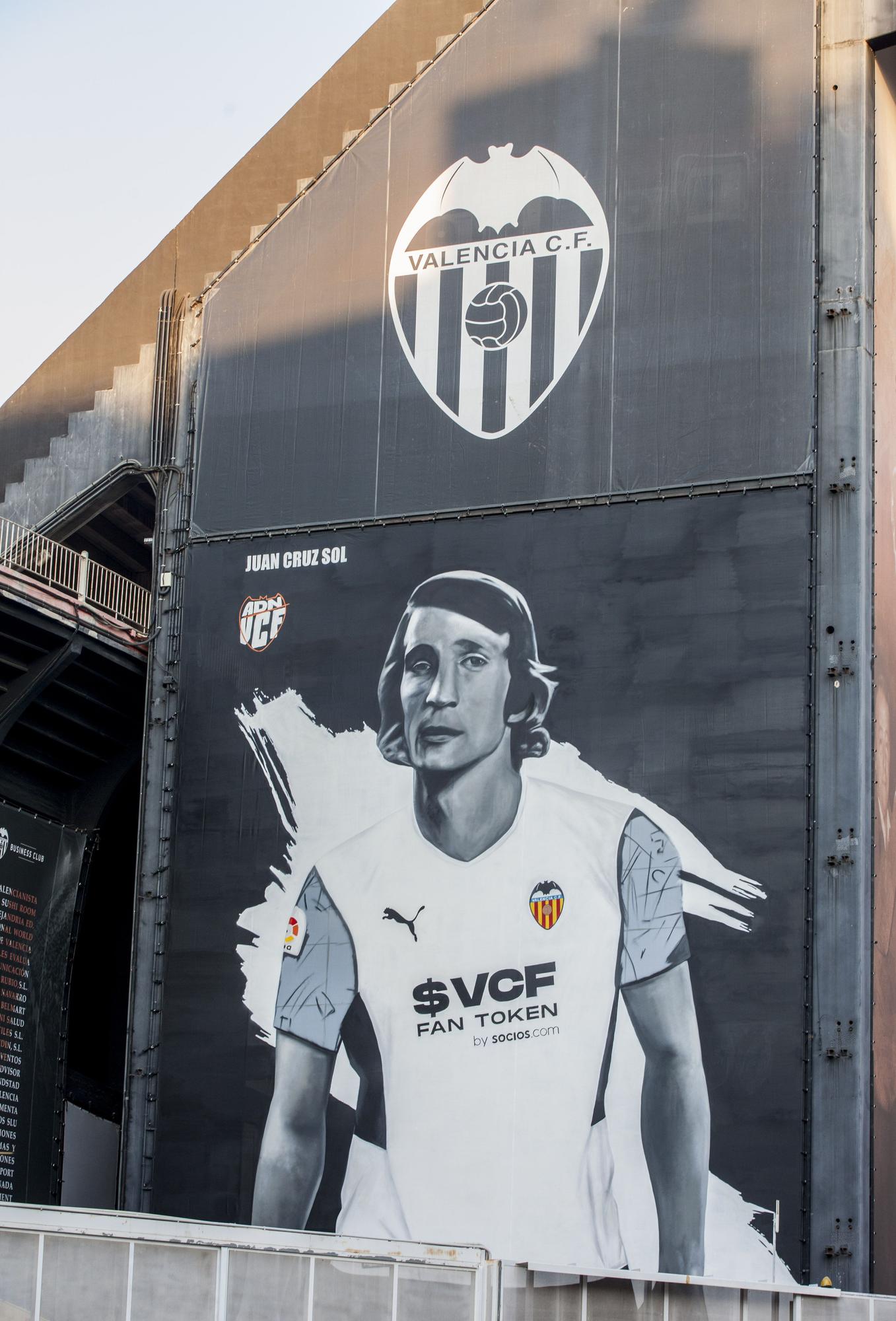 El emotivo mural homenaje del Valencia CF a la leyenda Juan Cruz Sol en Mestalla