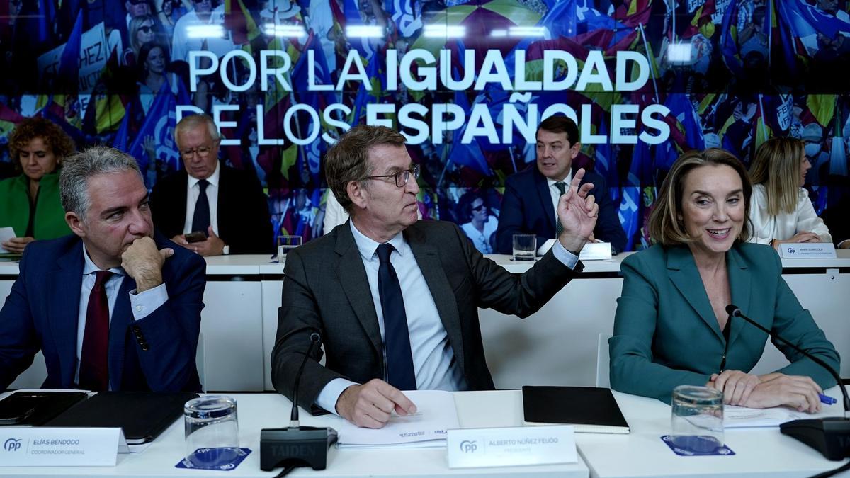 El presidente del Partido Popular, Alberto Núñez Feijóo, durante la reunión de la Junta Directiva Nacional en la sede del partido. En la imagen junto a Cuca Gamarra y Elías Bendodo.