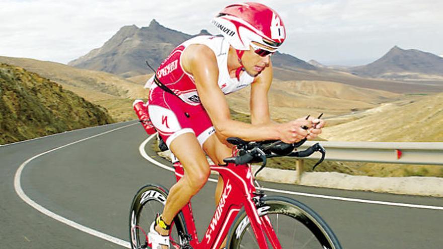 Rasmus Henning durante el duro segmento de ciclismo.