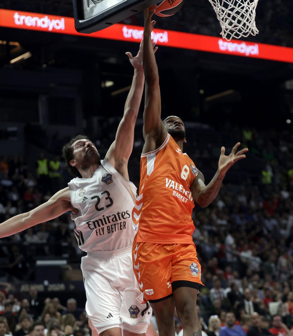 Montero y Llull luchan por un rebote.