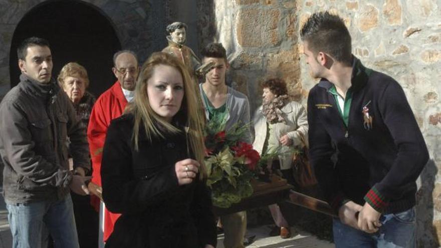 «Los Entrantes» en la mascarada sacan del templo al patrón de los mozos, San Esteban.