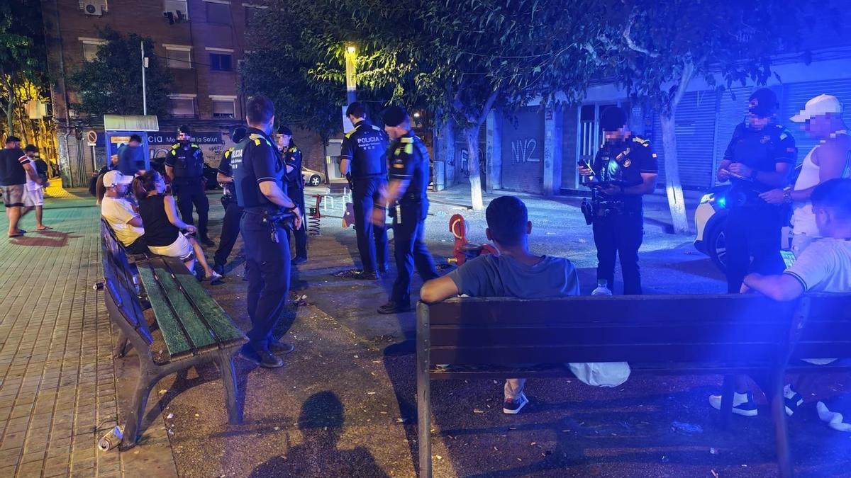 Actuación policial en Badalona en el marco de la campaña policial 'Descanso y Convencia'