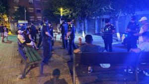 Actuación policial en Badalona en el marco de la campaña policial Descanso y Convencia