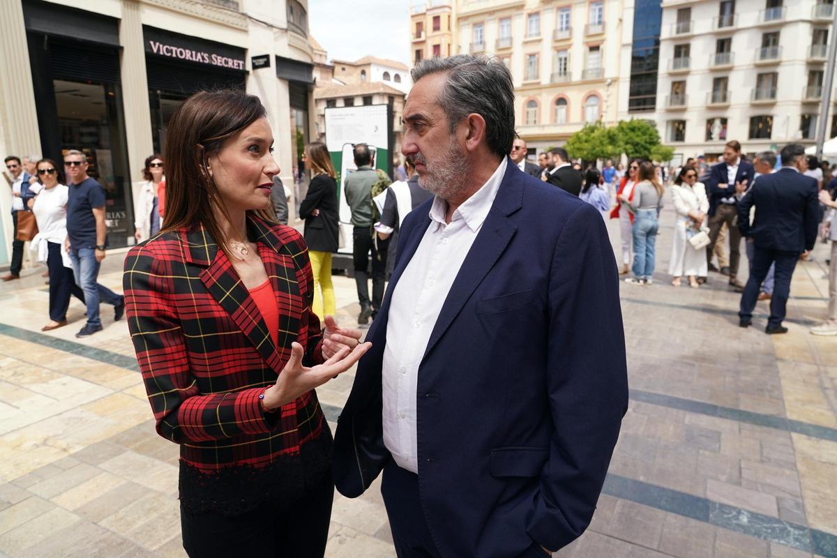 Elisa Pérez de Siles y José Ramón Mendaza dialogan durante la inauguración de la exposición de Calle Larios