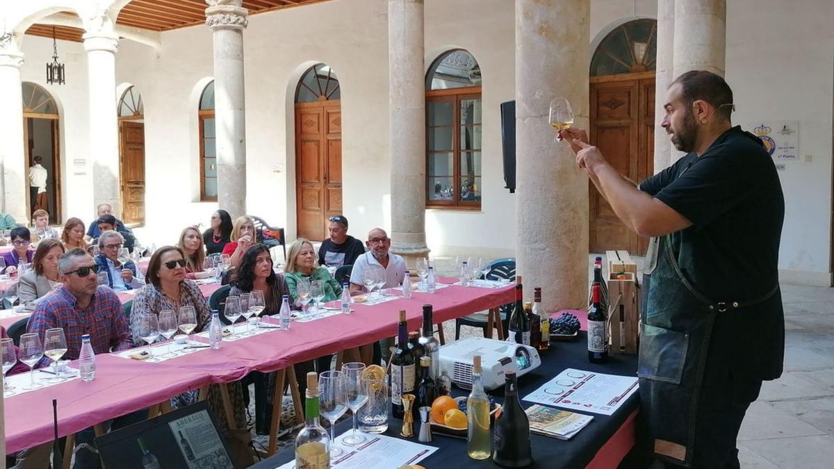 Óscar Díez analiza el color de un blanco en el taller sobre cócteles y vino. | M. J. C.