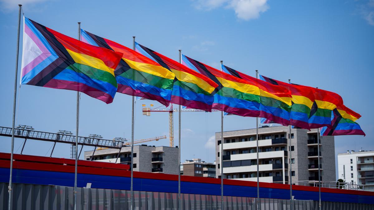 El FC Barcelona izó la bandera irisada en sus instalaciones para celebrar el Día del Orgullo LGTBQI+