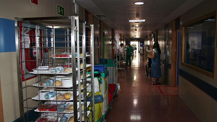 Sanidad vuelve a recurrir a un hospital privado ante el colapso del Rafael Méndez