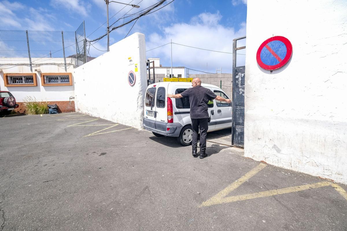 Traslado de menores migrantes asilados a las instalaciones del Canarias 50 en La Isleta