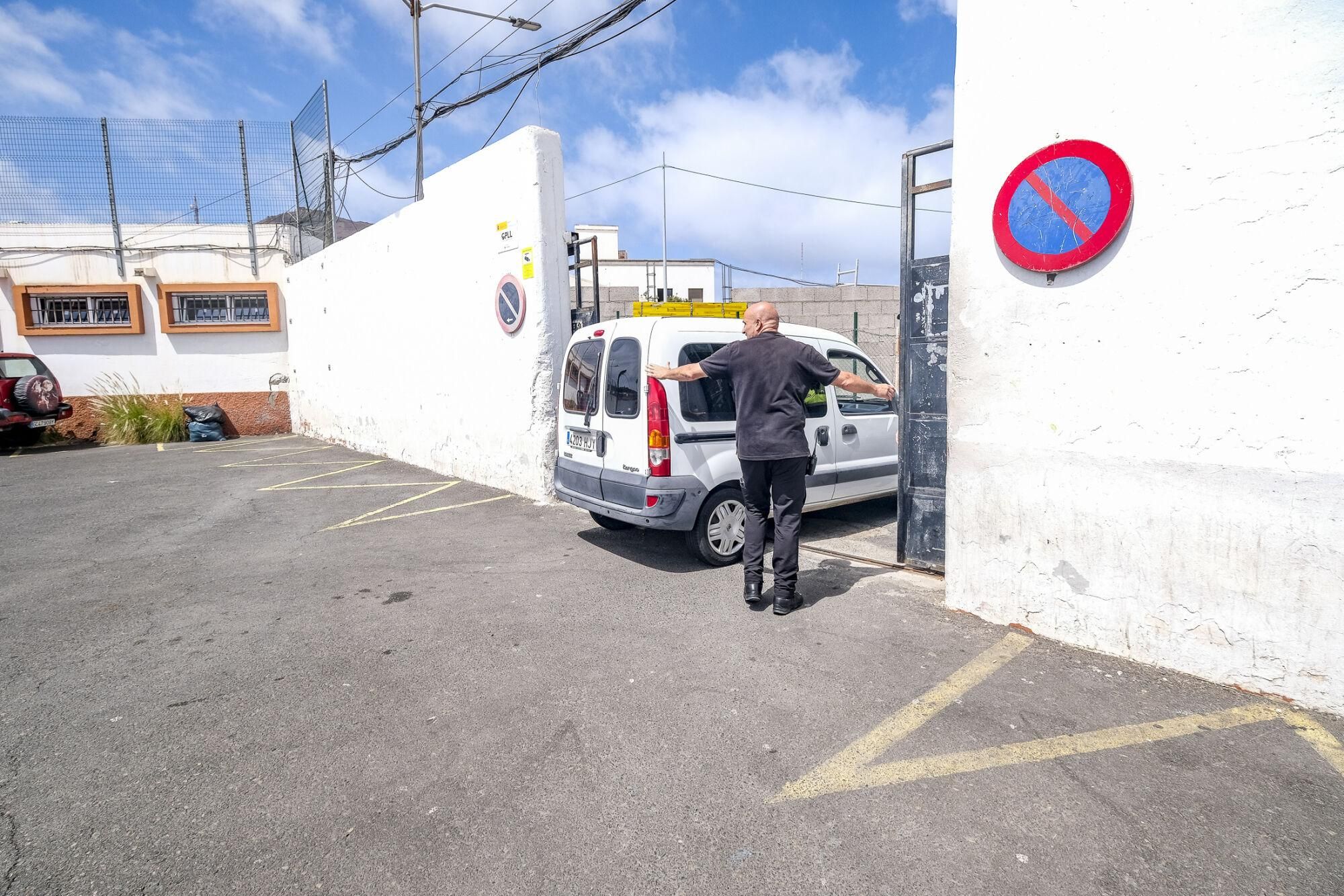 Traslado de menores migrantes asilados a las instalaciones del Canarias 50 en La Isleta