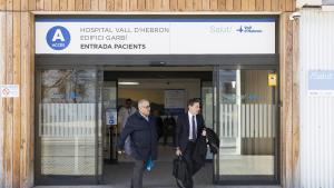 La entrada del edificio Garbí, del Hospital Vall dHebron, reconvertido en espacio para tratar las demencias y los trastornos del movimiento.