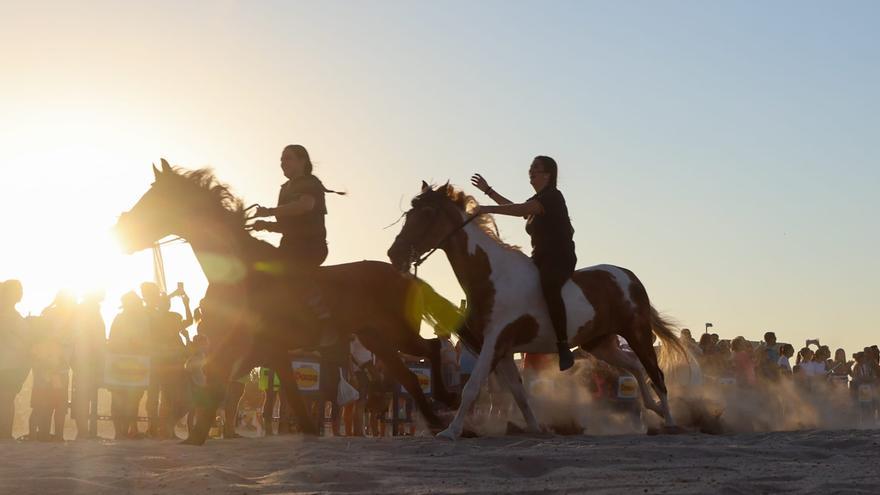 Pinedo cabalga en la playa y refuerza una tradición de más de 160 años