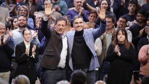 El presidente del Gobierno y líder del PSOE, Pedro Sánchez, junto al candidato del PSdeG, José Ramón Gómez Besteiro, durante un mitin este jueves en A Coruña.