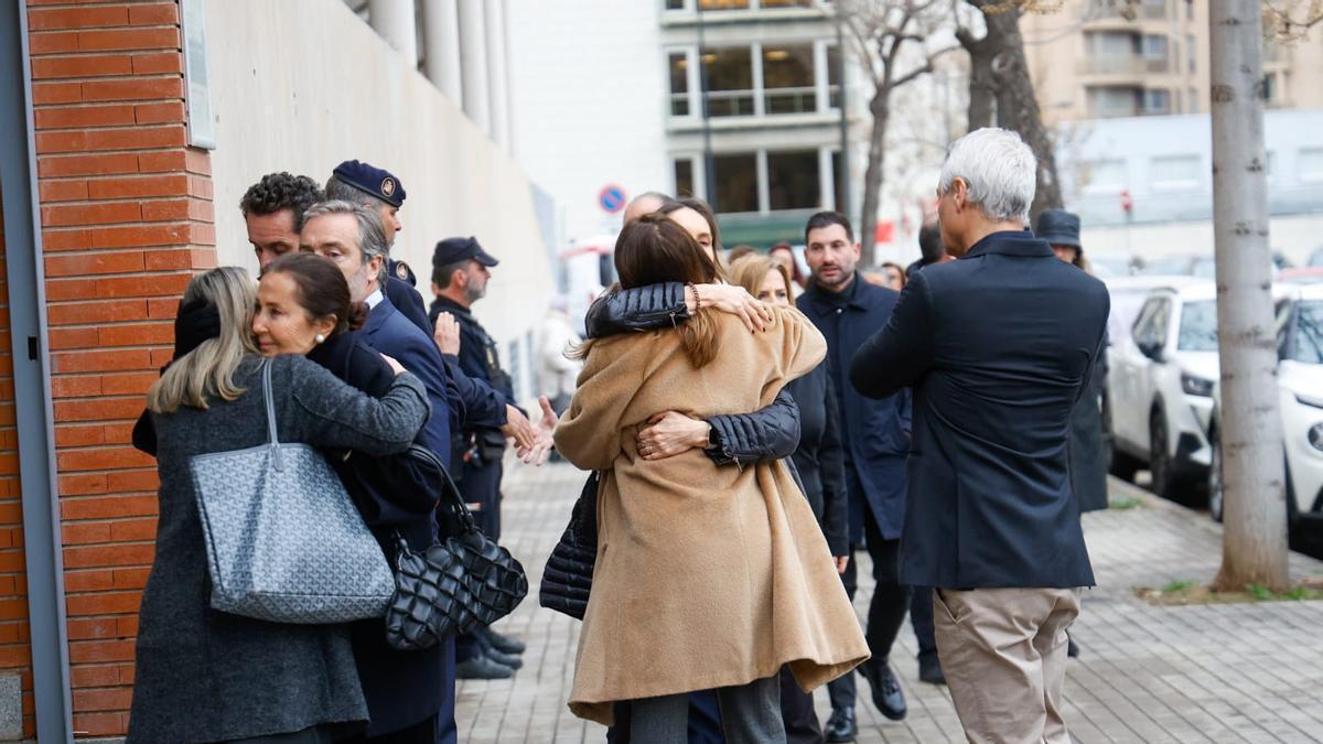 Despedida en València de las víctimas del naufragio de Indonesia: cientos de personas acuden al funeral