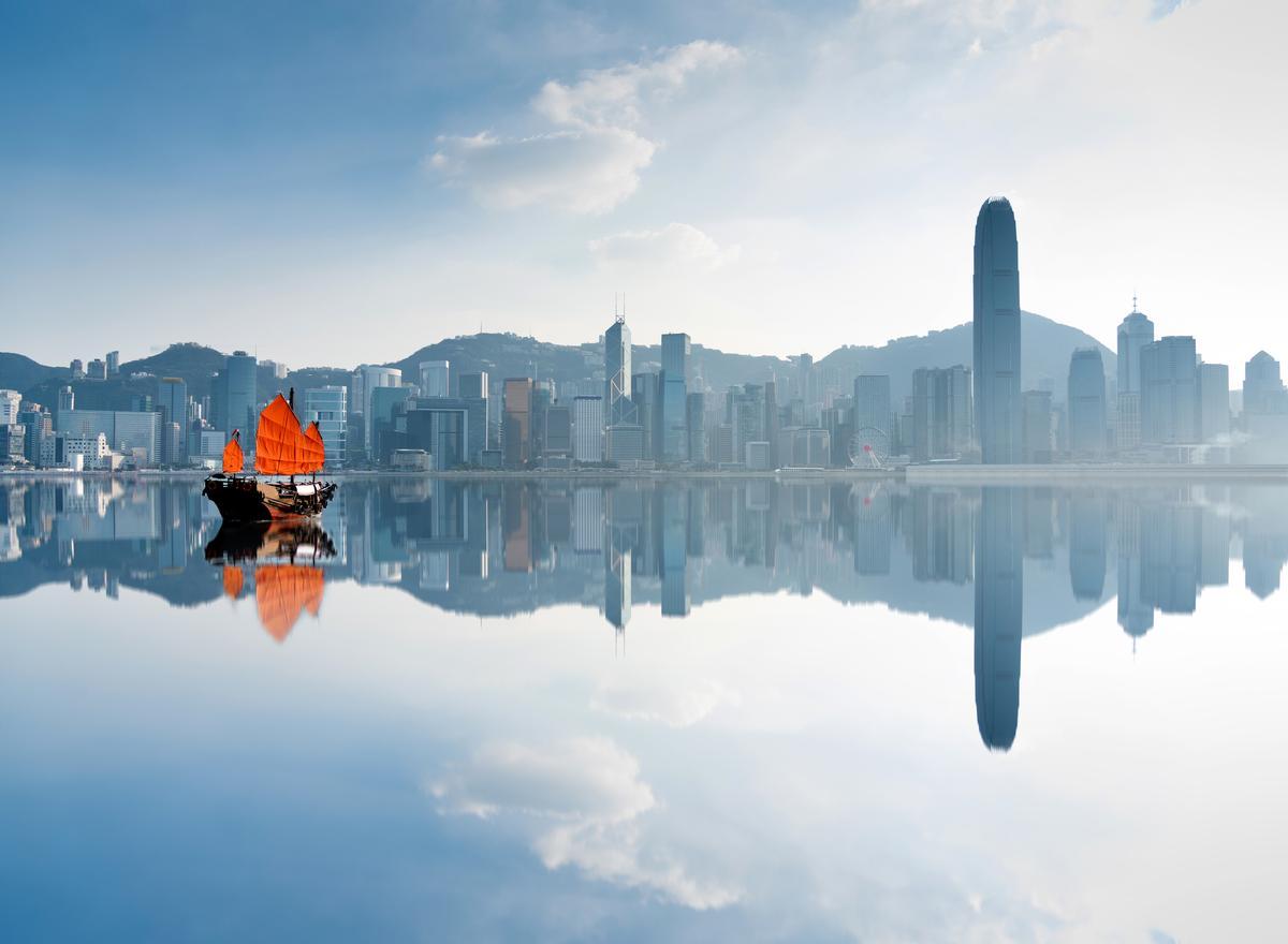 Hong Kong es una metrópoli vibrante donde Oriente y Occidente chocan de forma espectacular. Ofrece una combinación fascinante de rascacielos futuristas, naturaleza exuberante, mercados callejeros tradicionales y una gastronomía de clase mundial.