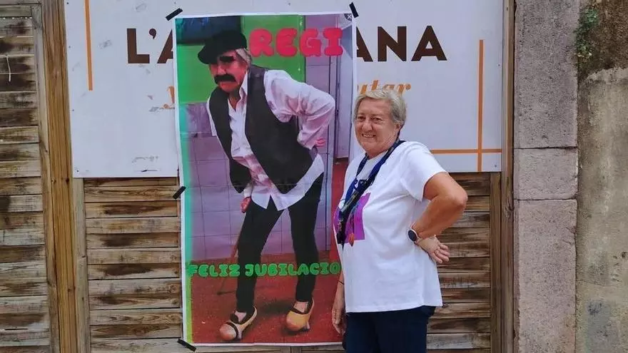 Sorpresa para una vecina de El Casal que se jubila: fiesta con charanga por las calles de Grado
