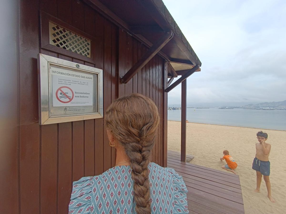 Cartel desaconsejando el baño en la playa de Arealonga.