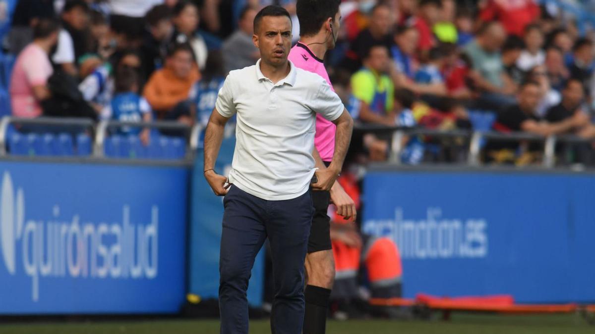 Borja Jiménez, ayer en la banda en el estadio de Riazor. |  // CARLOS PARDELLAS