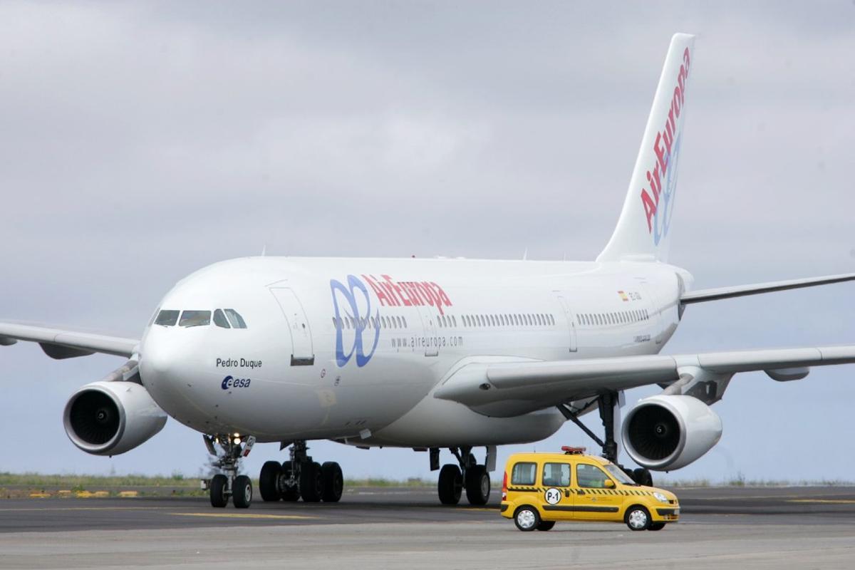 TF 07  Santa Cruz de Tenerife  19 04 05 - El primer Airbus 340-200 de Air Europa se dirige a la plataforma de estacionamiento del aeropuerto de Tenerife Norte tras aterrizar procedente de Madrid en su vuelo inaugural tras su entrega a la compania  que iniciara con este aparato sus operaciones a China el proximo mes de mayo  EFE Ramon de la Rocha