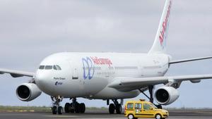 TF 07  Santa Cruz de Tenerife  19 04 05 - El primer Airbus 340-200 de Air Europa se dirige a la plataforma de estacionamiento del aeropuerto de Tenerife Norte tras aterrizar procedente de Madrid en su vuelo inaugural tras su entrega a la compania  que iniciara con este aparato sus operaciones a China el proximo mes de mayo  EFE Ramon de la Rocha