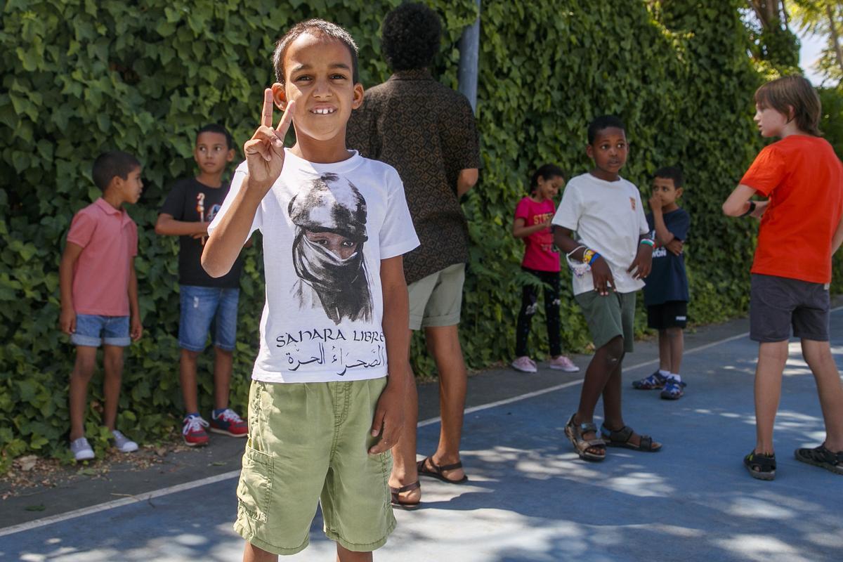 Uno de los menores ayer en el patio del IAJ. Los niños pudieron jugar antes del acto de bienvenida. ZARAGOZA, 27/07/2022.- Niños saharahuis durante la presentación del programa de acogida &quot;Vacaciones en Paz&quot; en Zaragoza, este miércoles. Tras dos años de parón por la pandemia, este año han llegado a Aragón 96 niños y niñas de 8 y 9 años que pasarán el verano con las familias de acogida que se han unido al programa 'Vacaciones en Paz' y que opinan que &quot;es lo mínimo que se puede hacer por ellos&quot;. EFE/Javier Cebollada