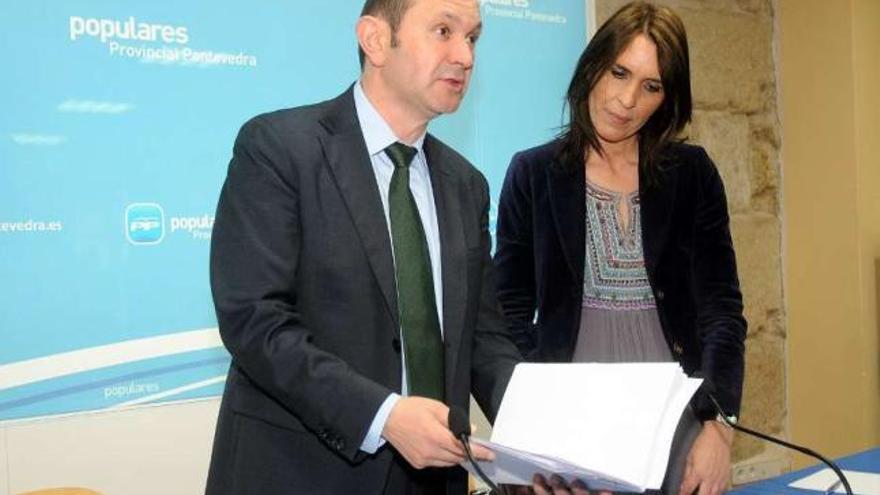 Rafael Louzán entrega los 582 avales de su candidatura a Begoña Estévez.  // Rafa Vázquez