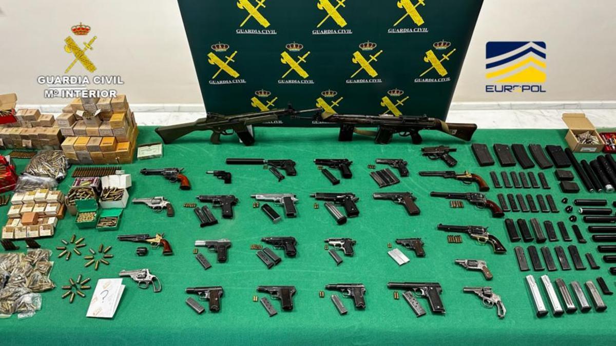 Algunas de las armas intervenidas por la Guardia Civil