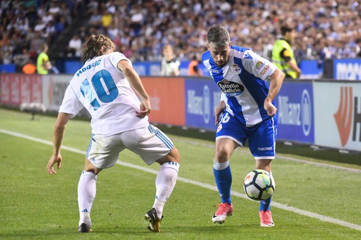 Luisinho regatea a Modric en la última visita del Real Madrid a Riazor.