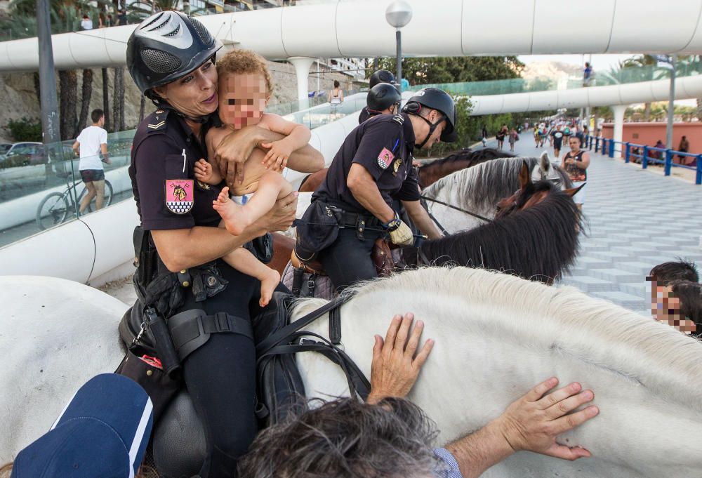 Los agentes se convierten en una atracción para los niños que se fotografían con ellos.