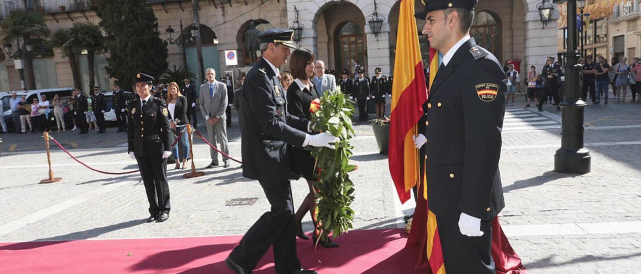 La alcaldesa de Gandia critica la «ley mordaza» en el día de la Policía Nacional