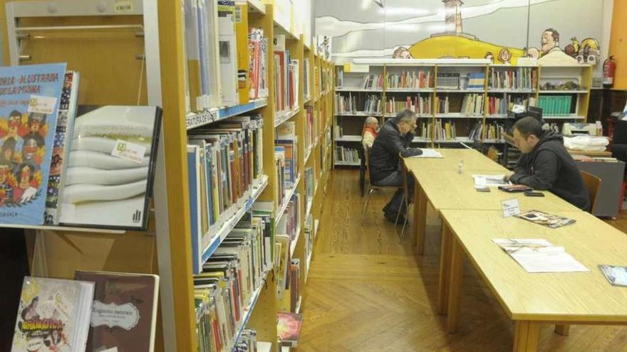 Varios usuarios en una biblioteca de A Coruña.