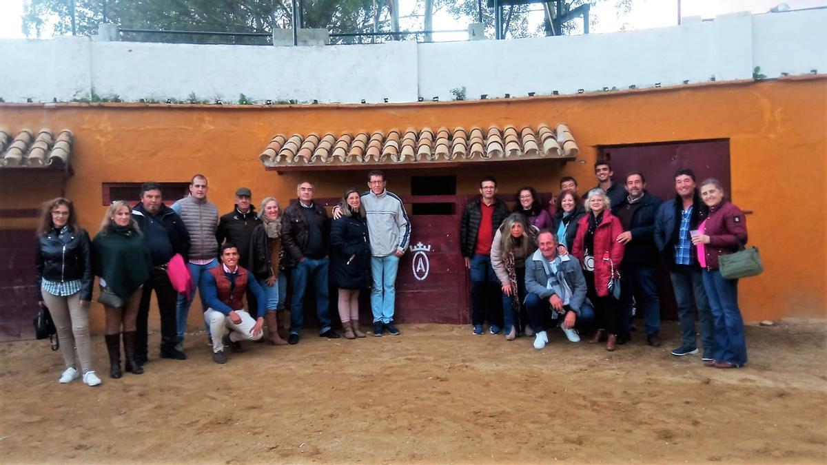 Socios de la peña taurina Vuelta al Ruedo, en la plaza de tienta de Mirandilla