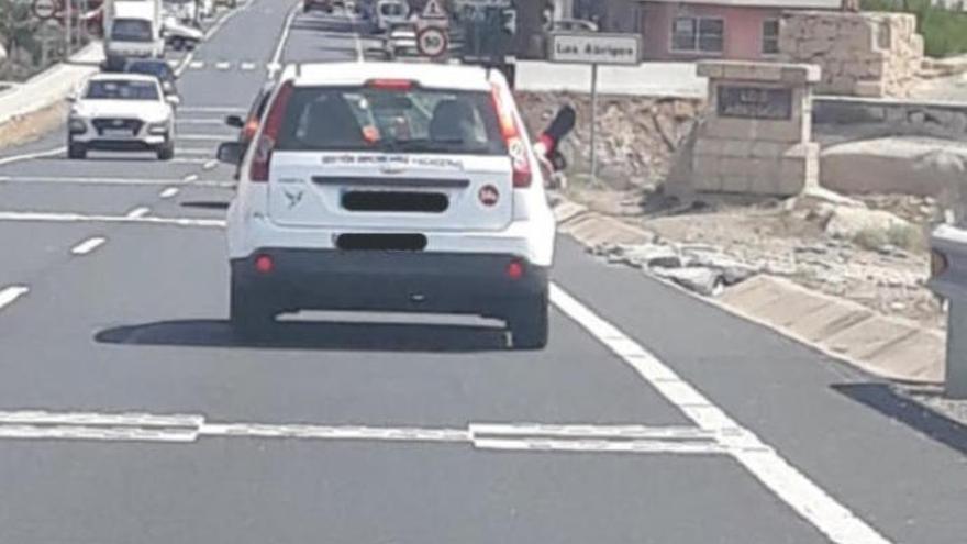 Vehículo captado circulando con los pies del acompañante por fuera de la ventanilla.