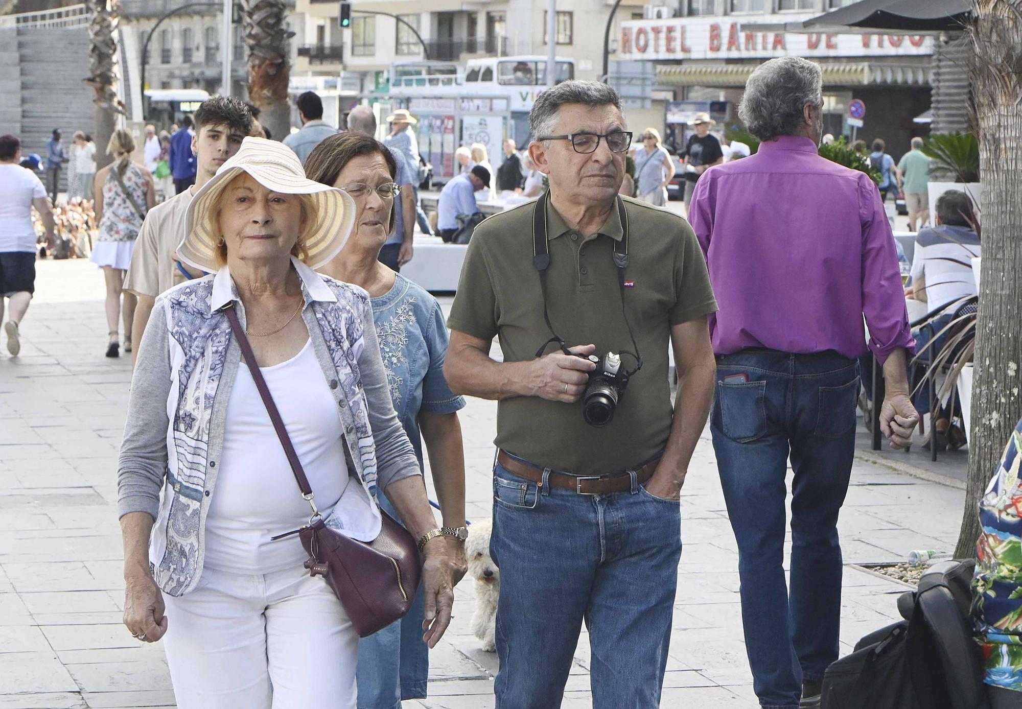 Vigo se llena de turistas con una triple escala de cruceros