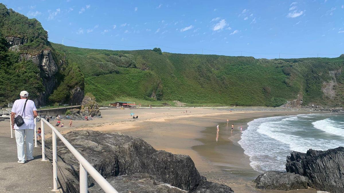 Usuarios en las playas de Luarca, el pasado verano.