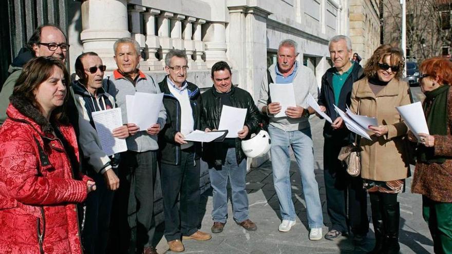 Vecinos y concejales de Xixón Sí Puede, durante la presentación de firmas en la Pescadería.