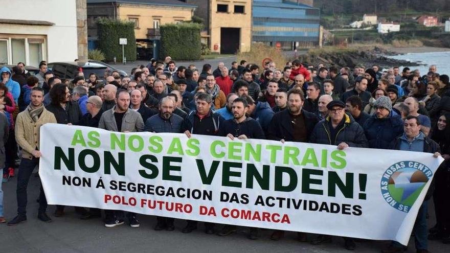 Concentración de trabajadores en la planta de Brens (Cee) contra la venta de las centrales, hace un año.