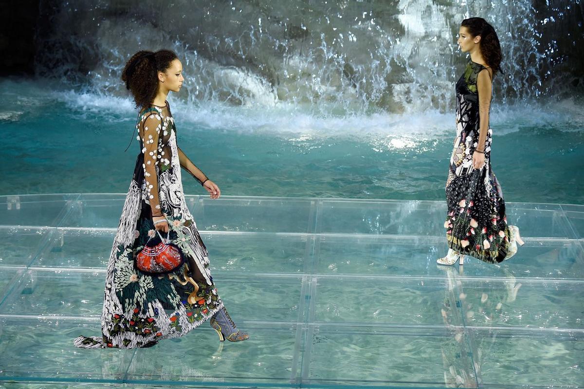 Los looks de los90 años de Fendi en la Fontana di Trevi