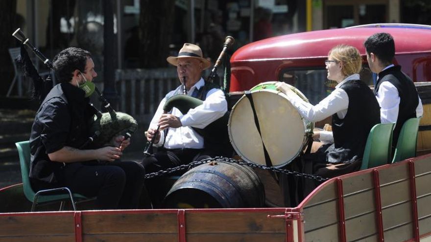 Arriba, un camión que participó en la procesión en honor a San Cristóbal, en la imagen izquierda, el grupo de gaitas en el remolque de un camión. | //BERNABÉ/ JAVIER LALÍN