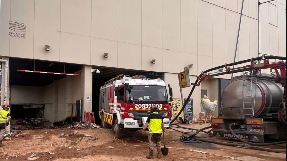 Imagen de archivo de una cuba extrayendo agua .