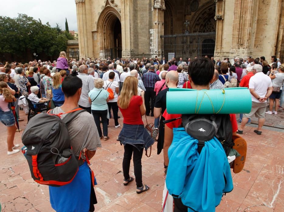 Oración ante la catedral de Oviedo por las víctimas del atentado de Barcelona