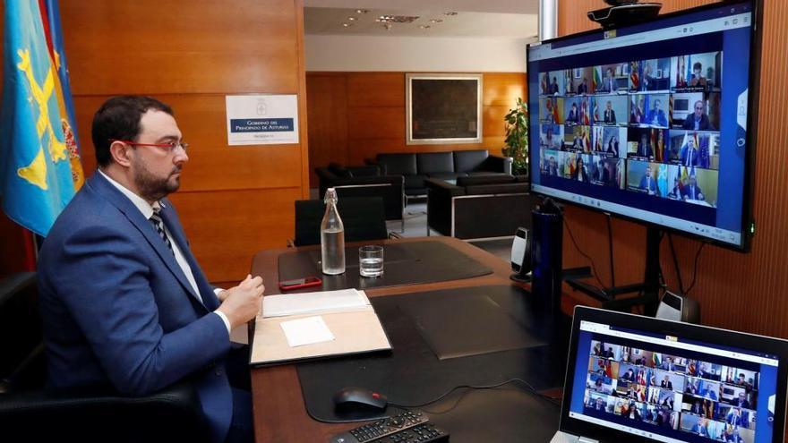 Adrián Barbón, ayer, durante la videoconferencia de presidentes autonómicos con Pedro Sánchez.